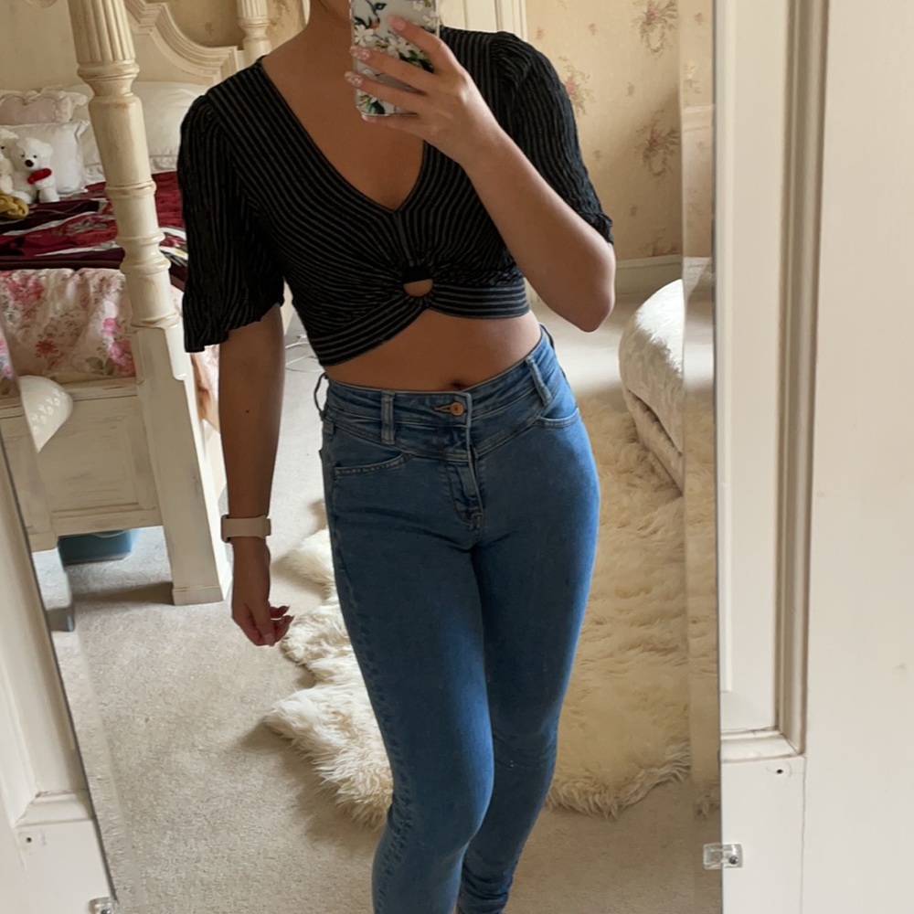 American Eagle flowy cropped tee